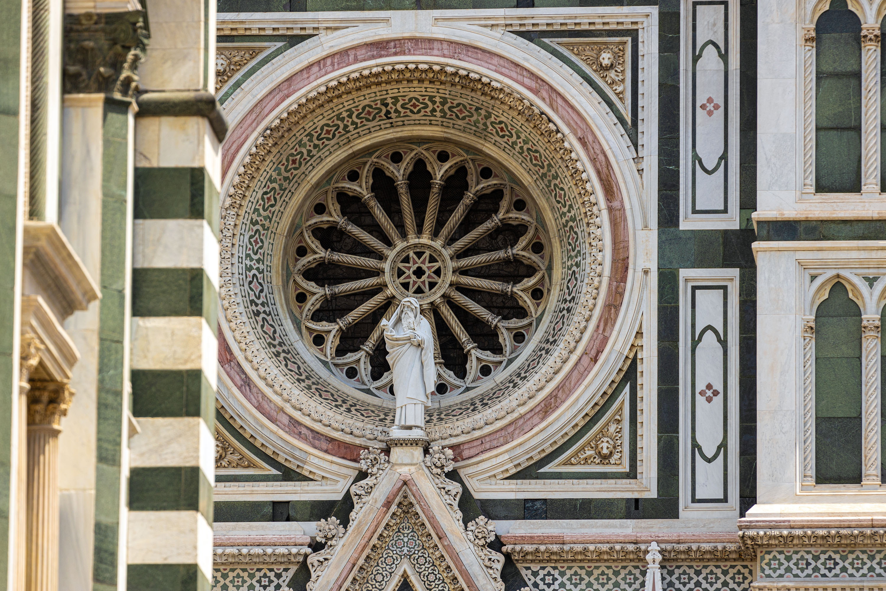 Rosette über dem Eingangsportal am Dom von Florenz